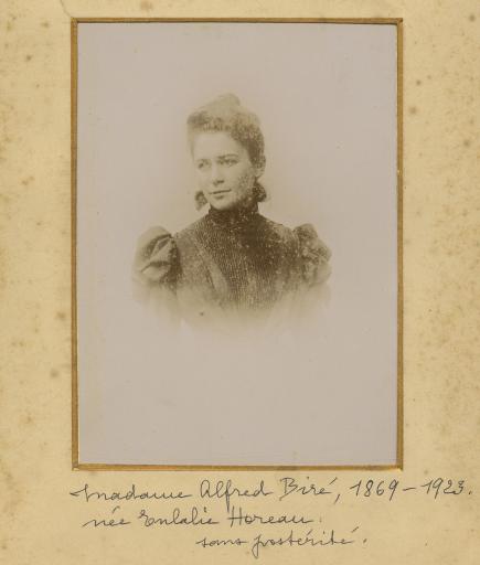 Eulalie Horeau, épouse Biré (1869-1923) : seule (vues 1-5 ; en infirmière pendant la guerre 1914-1918, vue 3), avec son époux, Alfred Biré (vues 6-14 ; sur le quai d'une gare, vues 9-10, dans leur maison à Libourne, vue 13).